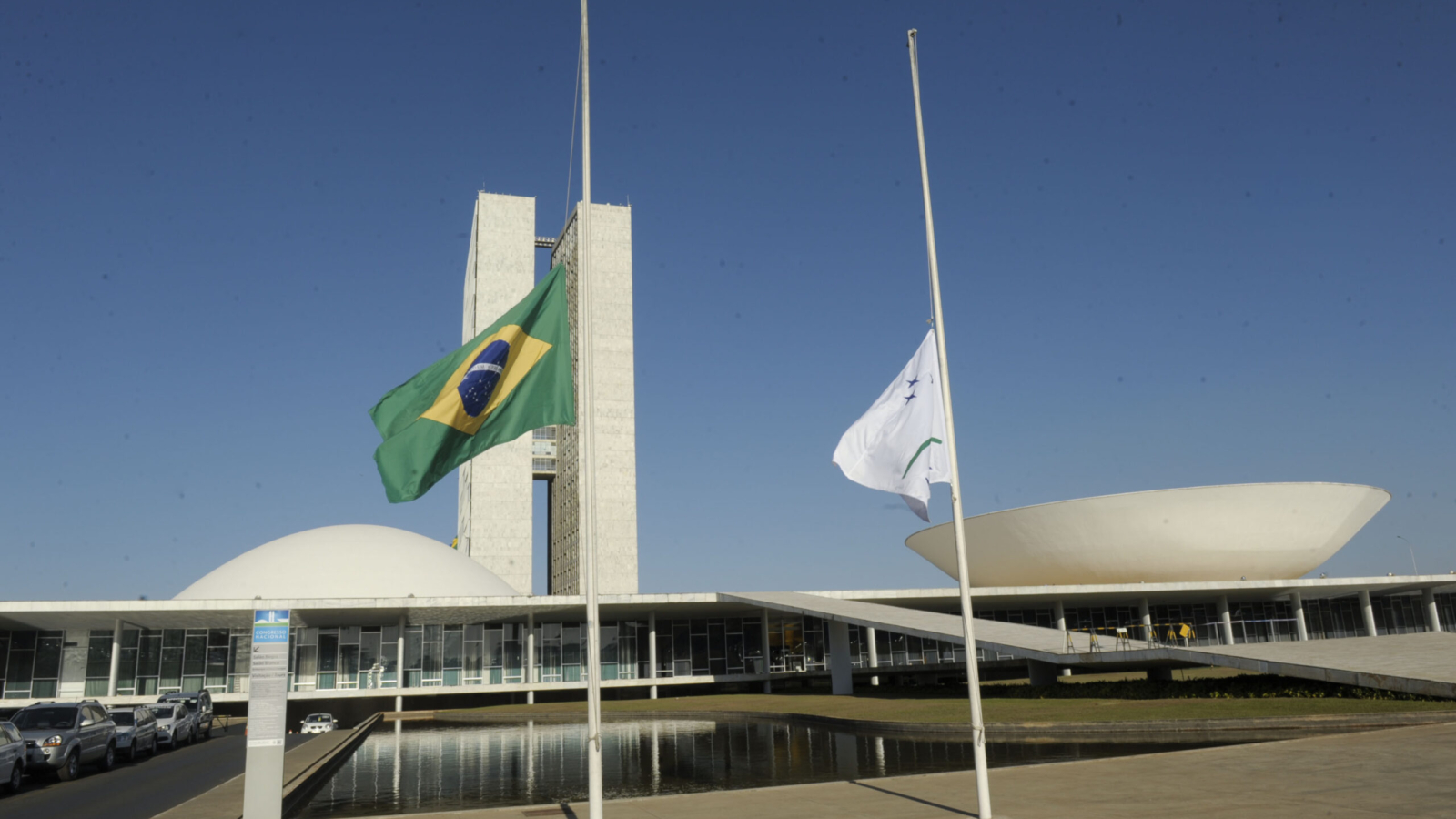Bandeira a meio-mastro em sinal de luto pela morte do ex-governador Eduardo Campos (PSB-PE). 

Jefferson Rudy/Agência Senado